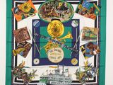 une image représentant une écharpe verte sur laquelle figure l'illustration d'un bateau