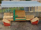 un banc en bois qui se trouve au milieu d'un parking