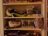 une étagère sur laquelle sont posés de nombreux jouets