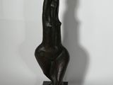 sculpture en bronze représentant une femme les mains levées vers le ciel