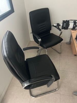Une paire de fauteuils visiteur en similicuir noir et struct…