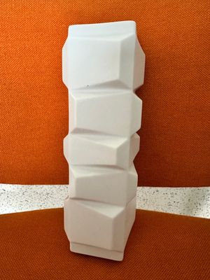 Vase à section carrée en porcelaine biscuit et émaillée blanche par en - Photo 1