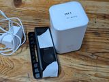 une télécommande et un boîtier posés sur une table en bois