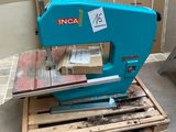 une machine bleue posée sur une palette