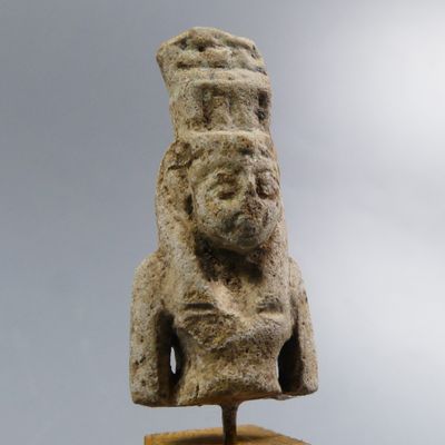 une image représentant une statue d'un homme surmontée d'un chapeau