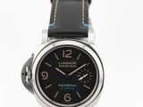 La montre est dotée d'un cadran noir et d'un bracelet en cuir noir.