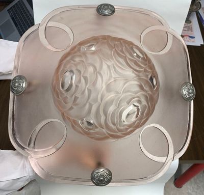 PLAFONNIER de section quadrilobée à motifs de fleurs stylisé…