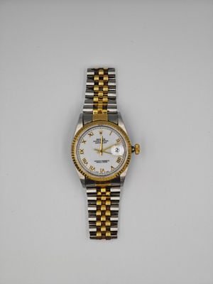 gros plan d'une montre sur une table à fond blanc
