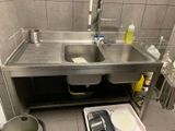 un évier en inox et une planche à découper dans une cuisine