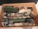 une boîte contenant un petit train et d'autres objets