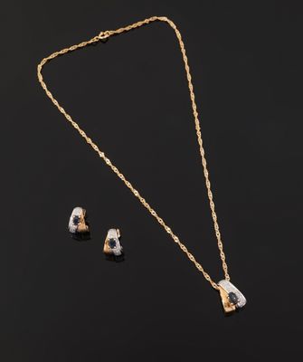 un ensemble composé d'un collier et de boucles d'oreilles en or, orné d'une pierre blanche et d'une pierre noire
