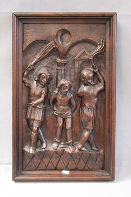 une plaque en bois sur laquelle figure la photo d'un groupe de personnes