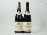 deux bouteilles de vin rouge posées sur une table blanche