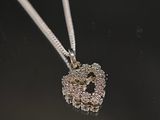 Collier plaqué argent avec un pendentif en forme de cœur sur une chaîne en argent