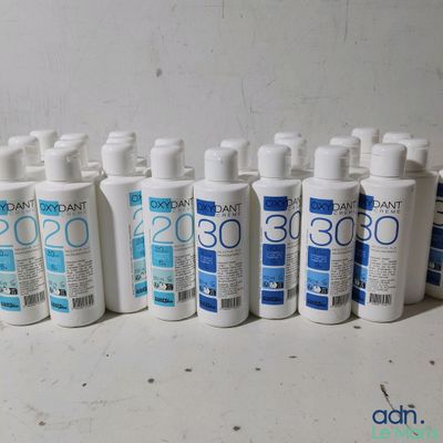 de nombreuses bouteilles de lotion posées sur une table