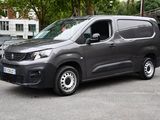 une camionnette grise garée dans un parking