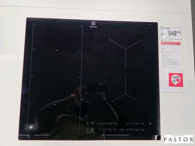 une photo d'une plaque de cuisson noire avec un couvercle en verre