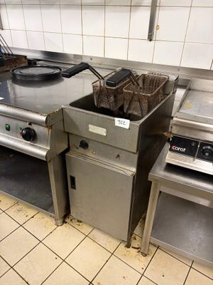 une photo d'une cuisine professionnelle équipée d'une cuisinière et d'une friteuse