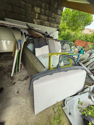 beaucoup de bric-à-brac dans le jardin derrière la maison