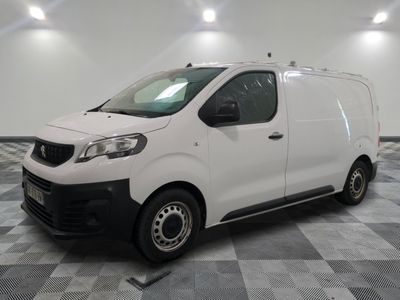 la photo d'une camionnette blanche sur un sol en damier
