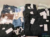 de nombreux types de vêtements exposés sur une table