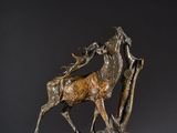 sculpture en bronze représentant un cerf avec une antilope sur le dos