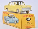 une petite voiture jaune et bleue posée sur une boîte en carton