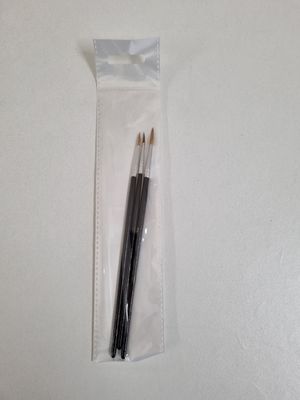 deux pinceaux noirs et blancs dans un sachet transparent