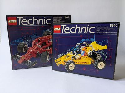 deux boîtes de lego technic sur une surface blanche