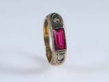 Gros plan sur une bague ornée d'une pierre rose