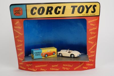 une boîte contenant une petite voiture et une boîte contenant une petite voiture