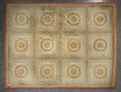 une photo d'un tapis orné de nombreux motifs différents