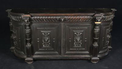 un buffet de style ancien orné de sculptures raffinées sur les côtés