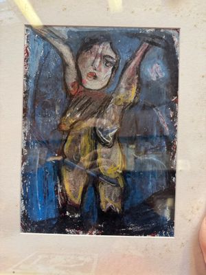 une personne tenant un tableau représentant une femme en robe jaune