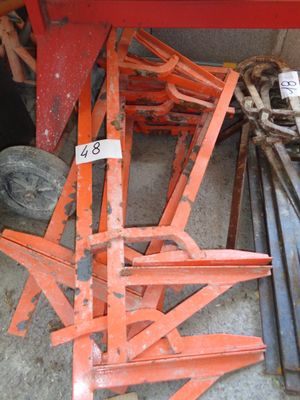 un tas de morceaux de métal orange posés par terre