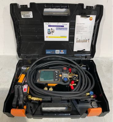 une photo d'une trousse à outils dans un coffret, avec un tuyau et un thermomètre numérique
