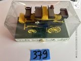 un petit train miniature dans une boîte transparente posée sur une table