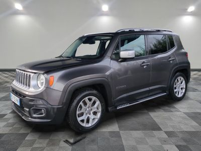 La Jeep Renegade est garée dans une grande pièce au sol carrelé.