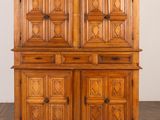 une vieille armoire en bois à deux portes et tiroirs
