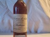 une bouteille de vin posée sur une table, avec une étiquette de prix dessus