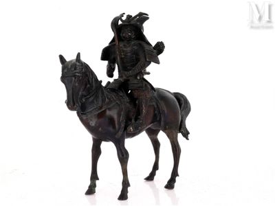 une statue représentant un homme à cheval sur un fond blanc