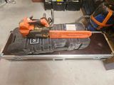 une mallette à outils sur laquelle sont posés des outils, dans un garage