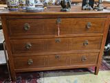 une commode en bois sur laquelle sont posés deux vases