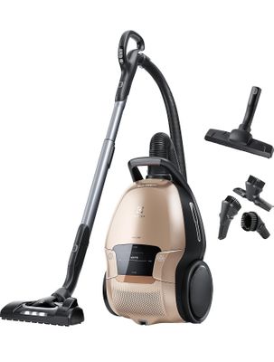 un gros plan d'un aspirateur muni d'un tuyau et d'autres accessoires