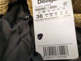 a label on a black jacket that says decigual