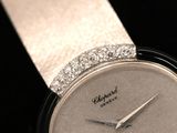 Gros plan sur une montre-bracelet ornée de diamants