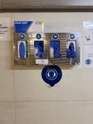 une photo d'une salle de bains avec de nombreux panneaux accrochés au mur