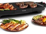 une image représentant un barbecue et des assiettes de plats sur fond blanc