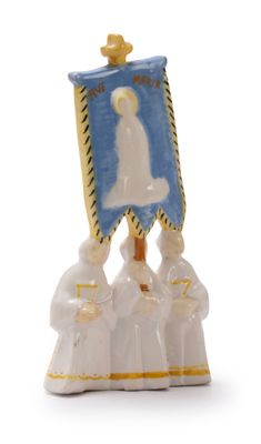 figurine en porcelaine représentant un groupe de personnes tenant une banderole