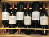 de nombreuses bouteilles de vin rangées dans une caisse en bois
